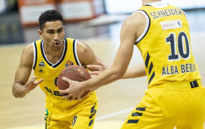 09.03.2021, Berlin, Basketball, 1. Bundesliga, easyCredit BBL, Hauptrunde, 20.Spieltag, Mercedes Benz Arena: ALBA Berlin - EWE Baskets Oldenburg. ALBAs Maodo Lo (l) nimmt den Ball an von Teamkollege Tim Schneider. ALBA Berlin - EWE Baskets Oldenburg