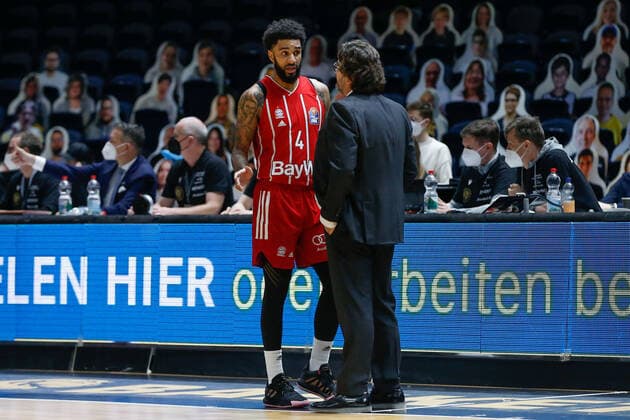 09.03.2021, xgox, Basketball, easyCredit BBL, Basketball Loewen Braunschweig - FC Bayern Muenchen emspor, v.l. D.J. Seeley (Bayern, 4), Andrea Trinchieri (Bayern Trainer) Braunschweig