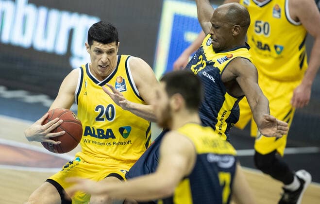 09.03.2021, Berlin, Basketball, 1. Bundesliga, easyCredit BBL, Hauptrunde, 20.Spieltag, Mercedes Benz Arena: ALBA Berlin - EWE Baskets Oldenburg. ALBAs Simone Fontecchio (l) kaempft gegen Rickey Paulding von EWE Baskets Oldenburg um den Ball. ALBA Berlin - EWE Baskets Oldenburg