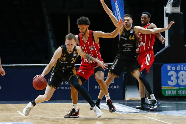 09.03.2021, xgox, Basketball, easyCredit BBL, Basketball Loewen Braunschweig - FC Bayern Muenchen emspor, v.l. Arnas Velicka (Braunschweig, 24), Nick Weiler-Babb (Bayern, 0) Braunschweig