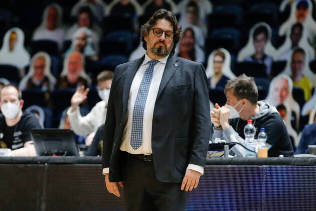 09.03.2021, xgox, Basketball, easyCredit BBL, Basketball Loewen Braunschweig - FC Bayern Muenchen emspor, v.l. Andrea Trinchieri (Bayern Trainer) enttaeuscht Braunschweig