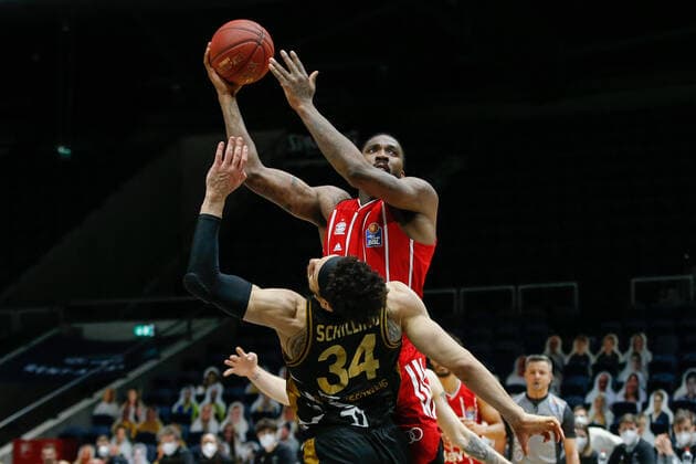 09.03.2021, xgox, Basketball, easyCredit BBL, Basketball Loewen Braunschweig - FC Bayern Muenchen emspor, v.l. Jalen Reynolds (Bayern, 8) wirft einen Korb Braunschweig