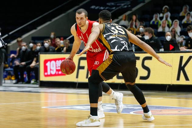 09.03.2021, xgox, Basketball, easyCredit BBL, Basketball Loewen Braunschweig - FC Bayern Muenchen emspor, v.l. Paul Zipser (Bayern, 16) am Ball Braunschweig