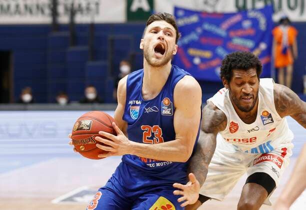 09.03.2021, Basketball, BBL 2020 2021, 18. Spieltag, Syntainics MBC - s.Oliver Wuerzburg, GER, Weissenfels, Stadthalle Weissenfels, Bild: v. li. Michal Michalak (MBC) und Perry Jones III (s.Oliver Wuerzburg) Copyright: HMBxMedia xHeikoxBecker