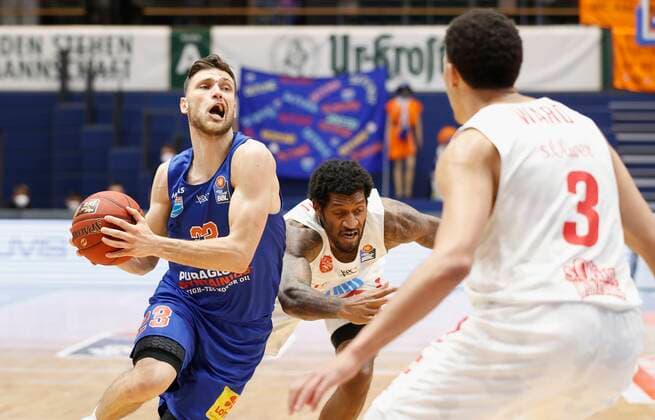 09.03.2021, Basketball, BBL 2020 2021, 18. Spieltag, Syntainics MBC - s.Oliver Wuerzburg, GER, Weissenfels, Stadthalle Weissenfels, Bild: v. li. Michal Michalak (MBC), Perry Jones III (s.Oliver Wuerzburg) und Tyson Ward (s.Oliver Wuerzburg) Copyright: HMBxMedia xHeikoxBecker