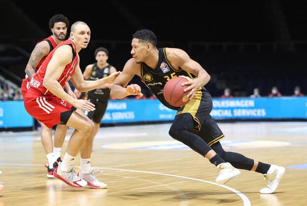 Karim Jallow (Basketball Loewen Braunschweig) im Duell mit Robin Amaize (FC Bayern Muenchen)