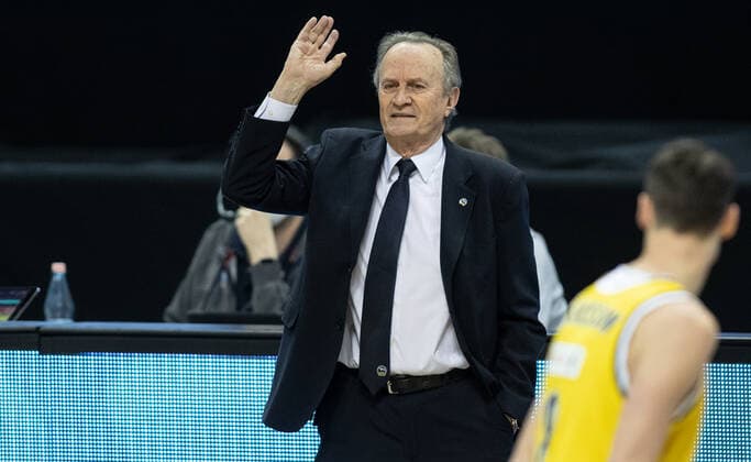 09.03.2021, Berlin, Basketball, 1. Bundesliga, easyCredit BBL, Hauptrunde, 20.Spieltag, Mercedes Benz Arena: ALBA Berlin - EWE Baskets Oldenburg. ALBAs Head Coach Aito Garcia Reneses steht gestikulierend am Rand des Courts. ALBA Berlin - EWE Baskets Oldenburg