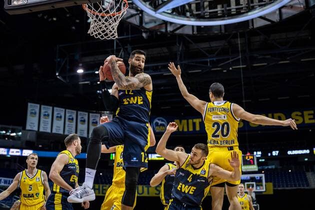 Basketball Berlin 09.03.2021 Saison 2020 2021 1. Bundesliga easyCredit BBL Alba Berlin - EWE Baskets Oldenburg Martin Breunig (Oldenburg, No.12) Simone Fontecchio (Alba Berlin, No.20)