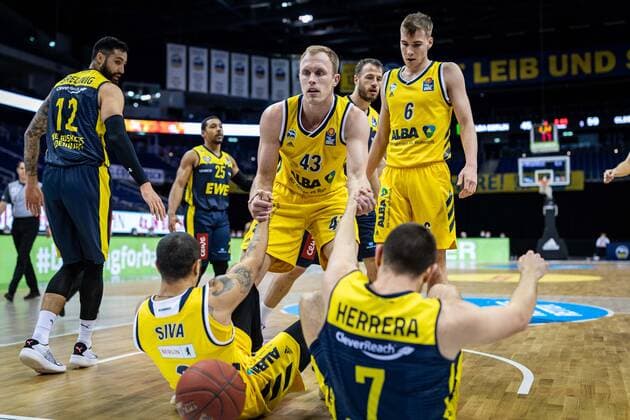 Basketball Berlin 09.03.2021 Saison 2020 2021 1. Bundesliga easyCredit BBL Alba Berlin - EWE Baskets Oldenburg Luke Sikma (Alba Berlin, No.43) Peyton Siva (Alba Berlin, No.03) Sebastian Herrera (Oldenburg, No.07)