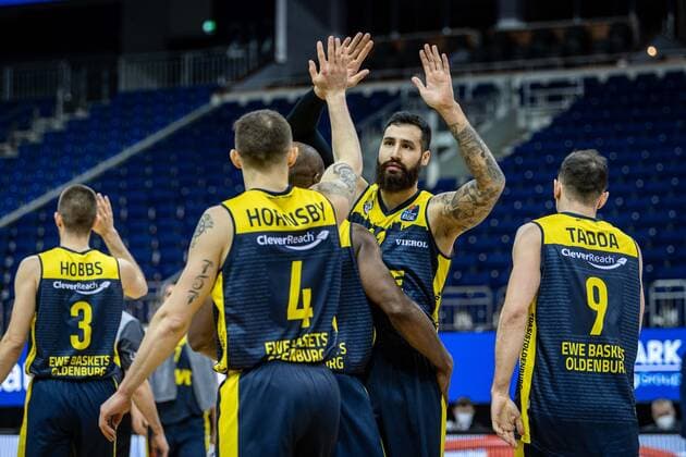 Basketball Berlin 09.03.2021 Saison 2020 2021 1. Bundesliga easyCredit BBL Alba Berlin - EWE Baskets Oldenburg Martin Breunig (Oldenburg, No.12) Rickey Paulding (Oldenburg, No.23) verdeckt Keith Hornsby (Oldenburg, No.04) Jubel