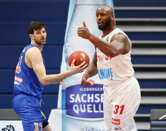 Deutschland , Weißenfels, Stadthalle Weißenfels, 09.03.2021, emspor, emonline, despor, deonline, SYNTAINICS MBC vs. s.Oliver Wuerzburg, easyCredit BBL, 18. Spieltag Bild: v. l. Aleksandar Marelja (SYNTAINICS MBC) und Murphy Holloway (s.Oliver Wuerzburg) nach einem erfolgreichen Wurf Copyright: HMBxMedia JulienxBecker