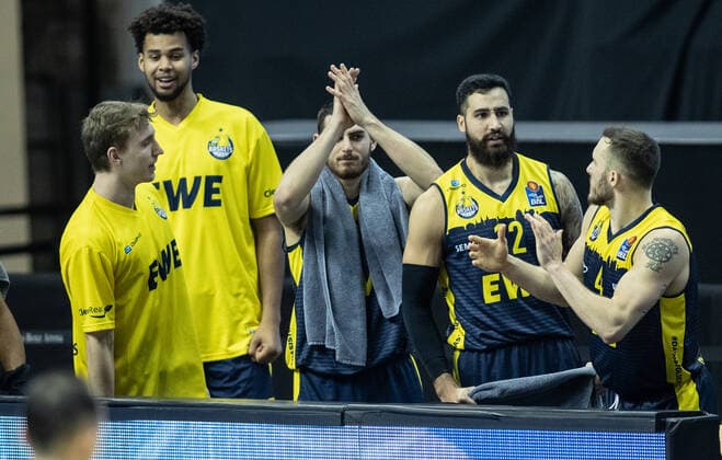 09.03.2021, Berlin, Basketball, 1. Bundesliga, easyCredit BBL, Hauptrunde, 20.Spieltag, Mercedes Benz Arena: ALBA Berlin - EWE Baskets Oldenburg. Keith Hornsby (r) und Martin Breunig von EWE Baskets Oldenburg klatschen nach dem Sieg mit Teamkollegen. ALBA Berlin - EWE Baskets Oldenburg