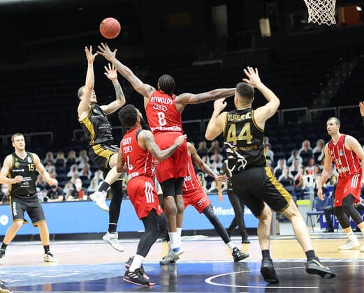 Arnas Velicka (Basketball Loewen Braunschweig) beim Wurf, Jalen Reynolds (FC Bayern Muenchen)