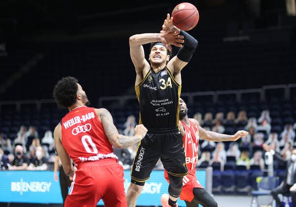 Gavin Schilling (Basketball Loewen Braunschweig), Nick Weiler-Babb (FC Bayern Muenchen)