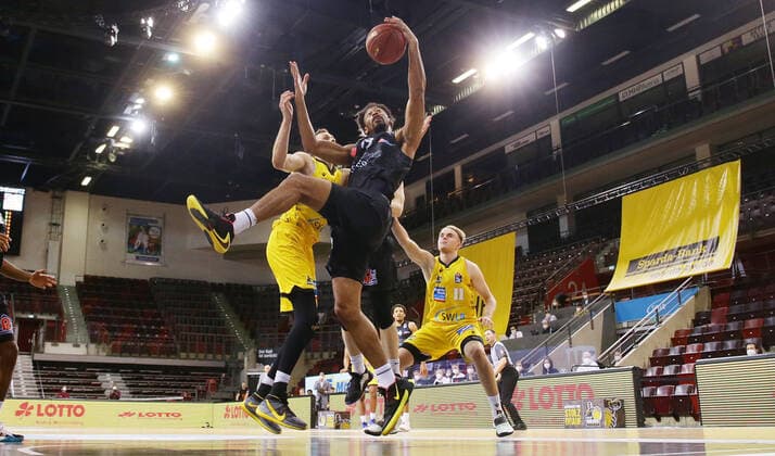 Ludwigsburg , Basketball easyCredit BBL Bundesliga , MHP RIESEN Ludwigsburg vs. NINERS Chemnitz , Johnathan Williams ( Niners ) gegen Jonas Wohlfarth-Bottermann ( Riesen )