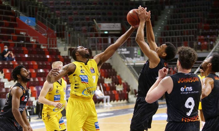 Ludwigsburg , Basketball easyCredit BBL Bundesliga , MHP RIESEN Ludwigsburg vs. NINERS Chemnitz , links: Jamel McLean ( Riesen )