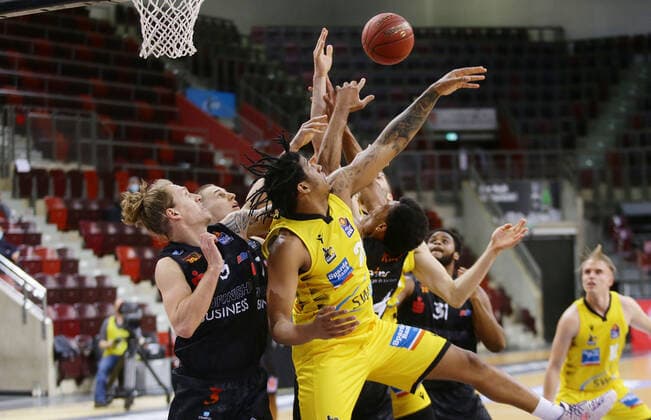 Ludwigsburg , Basketball easyCredit BBL Bundesliga , MHP RIESEN Ludwigsburg vs. NINERS Chemnitz , v on links: Malte Ziegenhagen ( Niners ) Desi Rodriguez ( Riesen )