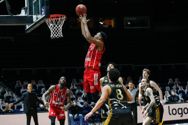09.03.2021, xgox, Basketball, easyCredit BBL, Basketball Loewen Braunschweig - FC Bayern Muenchen emspor, v.l. JaJuan Johnson (Bayern, 25) wirft einen Korb Braunschweig