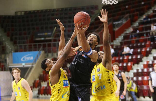 Ludwigsburg , Basketball easyCredit BBL Bundesliga , MHP RIESEN Ludwigsburg vs. NINERS Chemnitz , von links: Yorman Polas Bartolo ( Riesen ) Johnathan Williams ( Niners ) Jamel McLean ( Riesen )