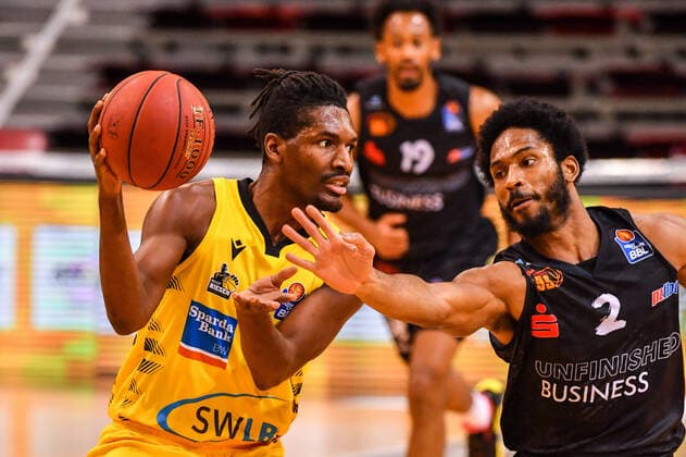 BBL mhp Riesen Ludwigsburg vs Niners Chemnitz 09.03.21 Basketball, BBL, Saison 2020 21, mhp Riesen Ludwigsburg (in gelb) vs. Niners Chemnitz (in schwarz), Jaleen Smith links gegen Terrell Harris, Copyright: xBEAUTIFULxSPORTS TomxBlochx