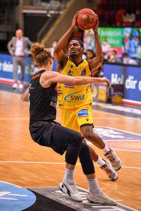 BBL mhp Riesen Ludwigsburg vs Niners Chemnitz 09.03.21 Basketball, BBL, Saison 2020 21, mhp Riesen Ludwigsburg (in gelb) vs. Niners Chemnitz (in schwarz), Jaleen Smith rechts gegen Malte Ziegenhagen, Copyright: xBEAUTIFULxSPORTS TomxBlochx