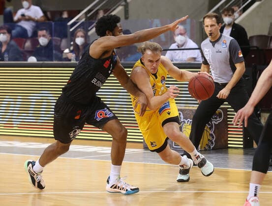V.li. Terrell Harris (Chemnitz), Lukas Herzog (Riesen) . MHP Riesen Ludwigsburg vs.Niners Chemnitz . Basketball-Bundesliga 2020-2021. Ludwigsburg , GER, 09.03.2021,