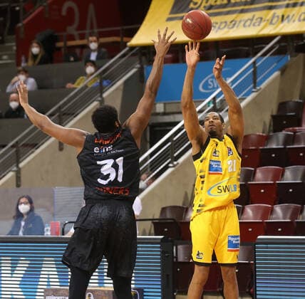V.li. Joseph Lawson III (Chemnitz), Tremmell Darden (Riesen) v. MHP Riesen Ludwigsburg vs.Niners Chemnitz . Basketball-Bundesliga 2020-2021. Ludwigsburg , GER, 09.03.2021,