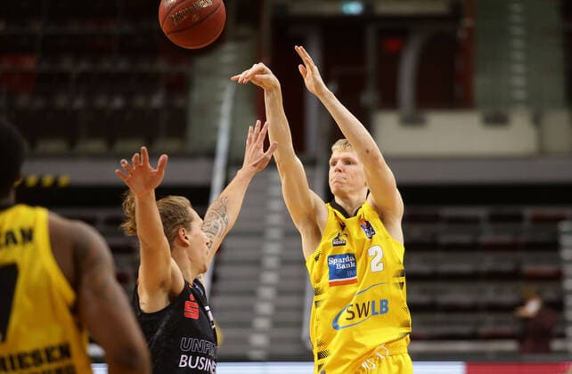 Ludwigsburg , Basketball easyCredit BBL Bundesliga , MHP RIESEN Ludwigsburg vs. NINERS Chemnitz , von links: Malte Ziegenhagen ( NINERS ) Jacob Patrick ( Riesen )