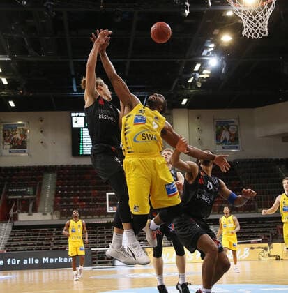 V.li. Malte Ziegenhagen (Chemnitz), Jamel McLean (Riesen) . MHP Riesen Ludwigsburg vs.Niners Chemnitz . Basketball-Bundesliga 2020-2021. Ludwigsburg , GER, 09.03.2021,