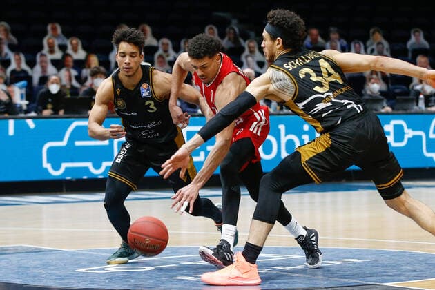 09.03.2021, xgox, Basketball, easyCredit BBL, Basketball Loewen Braunschweig - FC Bayern Muenchen emspor, v.l. Garai Zeeb (Braunschweig, 3), Wade Baldwin (Bayern, 2), Gavin Schilling (Braunschweig, 34) Zweikampf Braunschweig