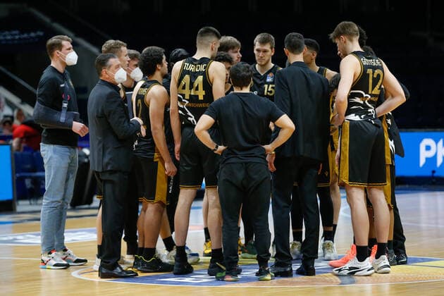 09.03.2021, xgox, Basketball, easyCredit BBL, Basketball Loewen Braunschweig - FC Bayern Muenchen emspor, v.l. Braunschweigs Spieler nach dem Spiel Braunschweig