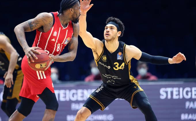 Jalen Reynolds (FC Bayern Muenchen), Gavin Schilling (Basketball Loewen Braunschweig)