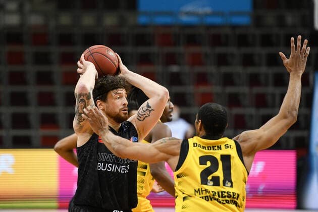 Dominique Johnson (Niners Chemnitz) im Zweikampf mit Tremmell Darden (MHP Riesen Ludwigsburg), GER, MHP Riesen Ludwigsburg vs. Niners Chemnitz, 09.03.2021, 20. Spieltag easycredit Basketball Bundesliga, Spielzeit 2020 2021. GER, MHP Riesen Ludwigsburg vs. Niners Chemnitz, 09.03.2021, 20. Spieltag easycredit Basketball Bundesliga, Spielzeit 2020 2021 Ludwigsburg Copyright: xEibnerxPressefoto MichaelxMemmlerx EP_MMR