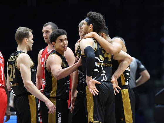 Freude bei Braunschweig nach einem Korb von Gavin Schilling (Basketball Loewen Braunschweig), Arnas Velicka (Basketball Loewen Braunschweig) und James Robinson (Basketball Loewen Braunschweig)