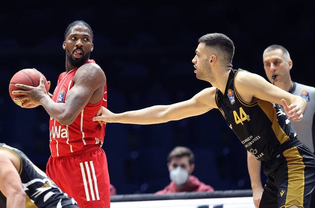 Jalen Reynolds (FC Bayern Muenchen), Benedikt Turudic (Basketball Loewen Braunschweig)