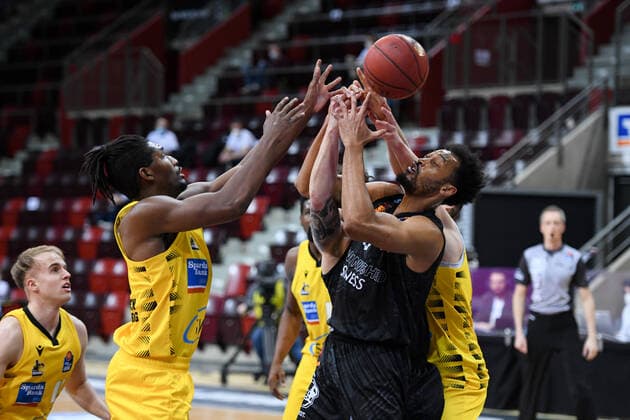 Johnathan Williams (Niners Chemnitz) im Zweikampf mit Jaleen Smith (MHP Riesen Ludwigsburg), GER, MHP Riesen Ludwigsburg vs. Niners Chemnitz, 09.03.2021, 20. Spieltag easycredit Basketball Bundesliga, Spielzeit 2020 2021. GER, MHP Riesen Ludwigsburg vs. Niners Chemnitz, 09.03.2021, 20. Spieltag easycredit Basketball Bundesliga, Spielzeit 2020 2021 Ludwigsburg Copyright: xEibnerxPressefoto MichaelxMemmlerx EP_MMR