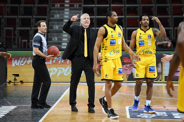 Heacoach John Patrick (MHP Riesen Ludwigsburg) wechselt Tremmell Darden (MHP Riesen Ludwigsburg) und Barry Brown Jr. (MHP Riesen Ludwigsburg) ein, GER, MHP Riesen Ludwigsburg vs. Niners Chemnitz, 09.03.2021, 20. Spieltag easycredit Basketball Bundesliga, Spielzeit 2020 2021. GER, MHP Riesen Ludwigsburg vs. Niners Chemnitz, 09.03.2021, 20. Spieltag easycredit Basketball Bundesliga, Spielzeit 2020 2021 Ludwigsburg Copyright: xEibnerxPressefoto MichaelxMemmlerx EP_MMR