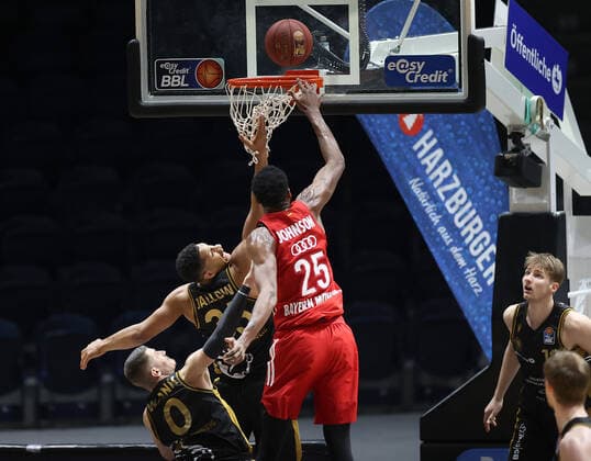 Lukas Wank (Basketball Loewen Braunschweig), Karim Jallow (Basketball Loewen Braunschweig), JaJuan Johnson (FC Bayern Muenchen)