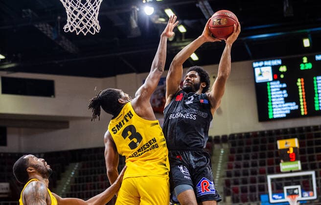 Terrell Harris (Niners Chemnitz 02) ; Jaleen Smith (MHP RIESEN Ludwigsburg 3) ; 1. BASKETBALL Bundesliga: MHP RIESEN Ludwigsburg - Niners Chemnitz am 09.03.2021 in Ludwigsburg (MHPArena), Baden-Wuerttemberg, Deutschland Ludwigsburg. 09.03.21 Basketball , 09.03.2021, Ludwigsburg (Deutschland)