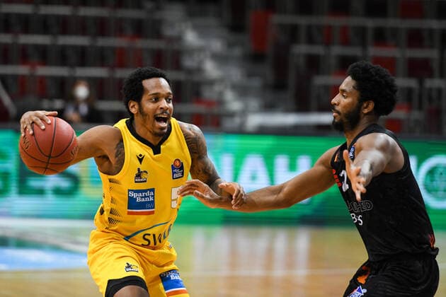 Barry Brown Jr. (MHP Riesen Ludwigsburg) im Zweikampf mit Terrell Harris (Niners Chemnitz), GER, MHP Riesen Ludwigsburg vs. Niners Chemnitz, 09.03.2021, 20. Spieltag easycredit Basketball Bundesliga, Spielzeit 2020 2021. GER, MHP Riesen Ludwigsburg vs. Niners Chemnitz, 09.03.2021, 20. Spieltag easycredit Basketball Bundesliga, Spielzeit 2020 2021 Ludwigsburg Copyright: xEibnerxPressefoto MichaelxMemmlerx EP_MMR