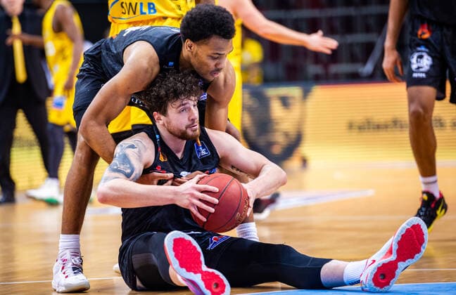 Sport Bilder des Tages enttaeuscht: Dominique Johnson (Niners Chemnitz 09) ; George King (Niners Chemnitz 24) ; 1. BASKETBALL Bundesliga: MHP RIESEN Ludwigsburg - Niners Chemnitz am 09.03.2021 in Ludwigsburg (MHPArena), Baden-Wuerttemberg, Deutschland Ludwigsburg. 09.03.21 Basketball , 09.03.2021, Ludwigsburg (Deutschland)