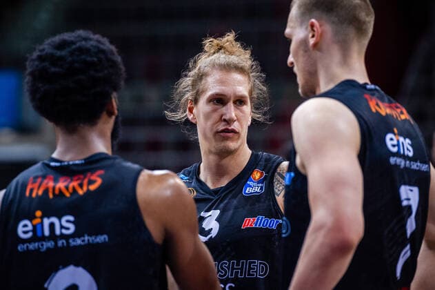 enttaeuscht: Malte Ziegenhagen (Niners Chemnitz 03) ; Terrell Harris (Niners Chemnitz 02) ; Jonas Richter (Niners Chemnitz 07) ; 1. BASKETBALL Bundesliga: MHP RIESEN Ludwigsburg - Niners Chemnitz am 09.03.2021 in Ludwigsburg (MHPArena), Baden-Wuerttemberg, Deutschland Ludwigsburg. 09.03.21 Basketball , 09.03.2021, Ludwigsburg (Deutschland)