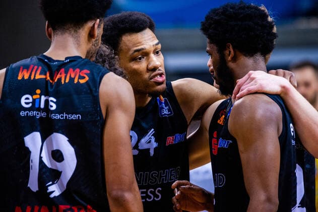 Enttaeuscht: George King (Niners Chemnitz 24) ; mit Jonathan Williams (Niners Chemnitz 19) ; und Terrell Harris (Niners Chemnitz 02) ; 1. BASKETBALL Bundesliga: MHP RIESEN Ludwigsburg - Niners Chemnitz am 09.03.2021 in Ludwigsburg (MHPArena), Baden-Wuerttemberg, Deutschland Ludwigsburg. 09.03.21 Basketball , 09.03.2021, Ludwigsburg (Deutschland)