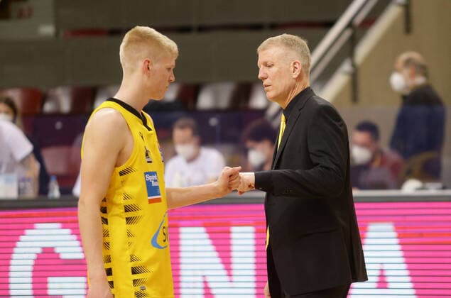 Ludwigsburg , Basketball easyCredit BBL Bundesliga , MHP RIESEN Ludwigsburg vs. NINERS Chemnitz , von links: Jacob Patrick Trainer John Patrick ( Riesen )