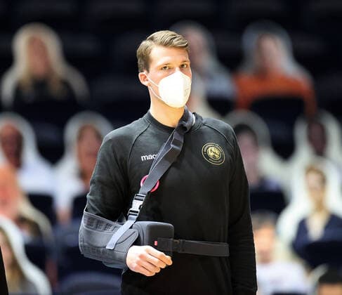 Lukas Meisner (Basketball Loewen Braunschweig) mit Schulterverletzung