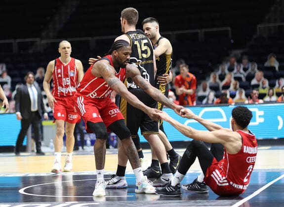 Jalen Reynolds (FC Bayern Muenchen) zieht Wade Baldwin (FC Bayern Muenchen) vom Boden