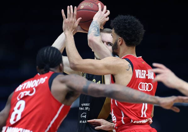 Arnas Velicka (Basketball Loewen Braunschweig) am Ball