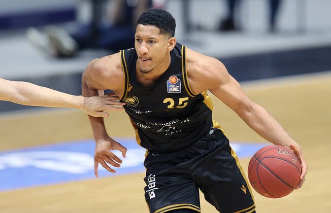 Karim Jallow (Basketball Loewen Braunschweig) am Ball