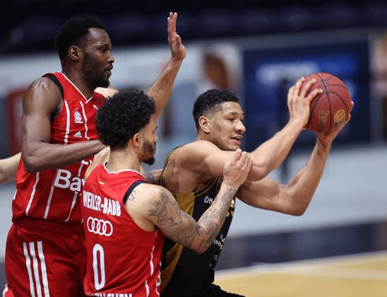 Karim Jallow (Basketball Loewen Braunschweig) gegen JaJuan Johnson (FC Bayern Muenchen) und Nick Weiler-Babb (FC Bayern Muenchen)