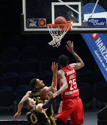 Lukas Wank (Basketball Loewen Braunschweig), Karim Jallow (Basketball Loewen Braunschweig), JaJuan Johnson (FC Bayern Muenchen)